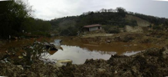 Frana di Maierato – Provincia di Vibo Valentia – aprile 2010 – laghetto formatosi a monte della frana.